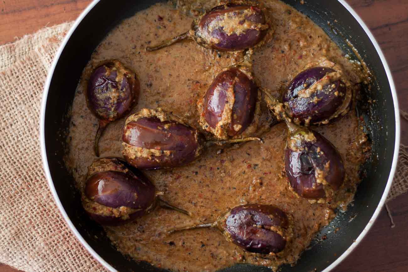 रिंगन रवैया रेसिपी - Parsi Style Stuffed Eggplant (Recipe In Hindi)