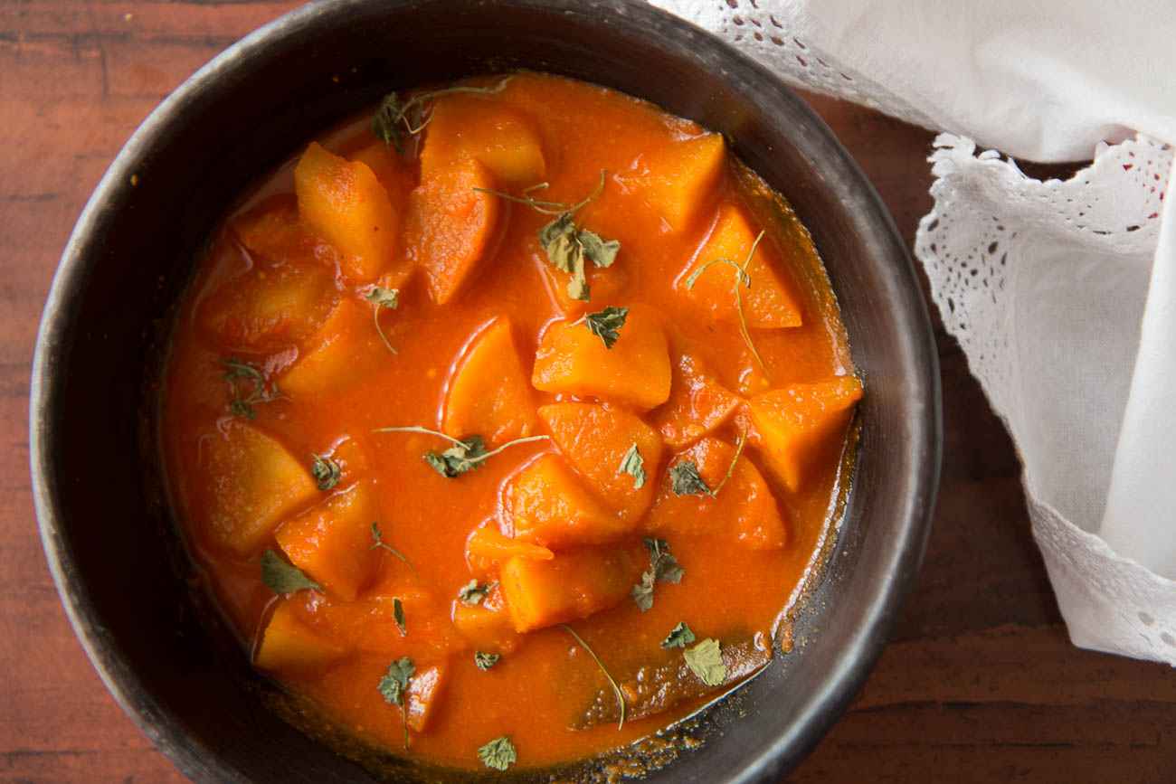 सेब और टमाटर की सब्ज़ी रेसिपी - No Onion No Garlic Spiced Apple Tomato Curry (Recipe In Hindi)