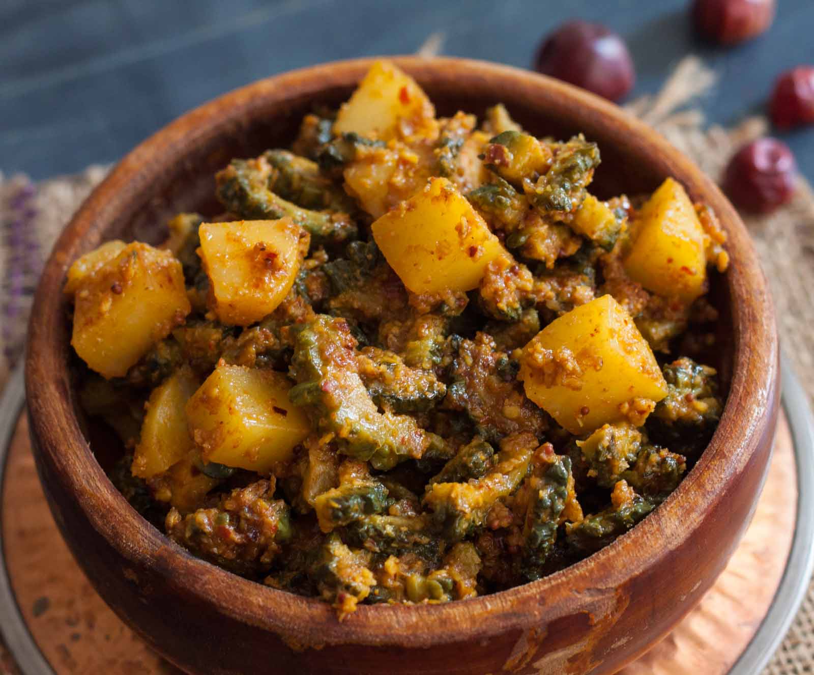 Konkani Style Karate Batate Puddi Sagle Recipe (Bitter Gourd And Potato Curry)