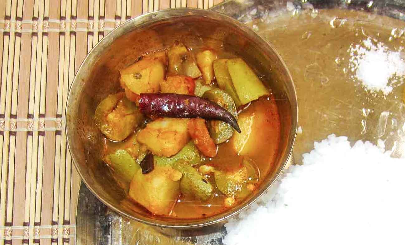 बंगाली आलू पोटोल एर दालना रेसिपी - Bengali Aloo Potol er Dalna (Recipe In Hindi)