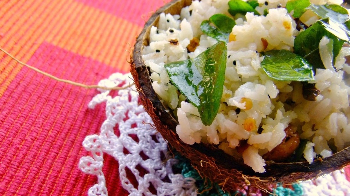 थेंगाई सादम रेसिपी - Spiced Coconut Rice (Recipe in Hindi)