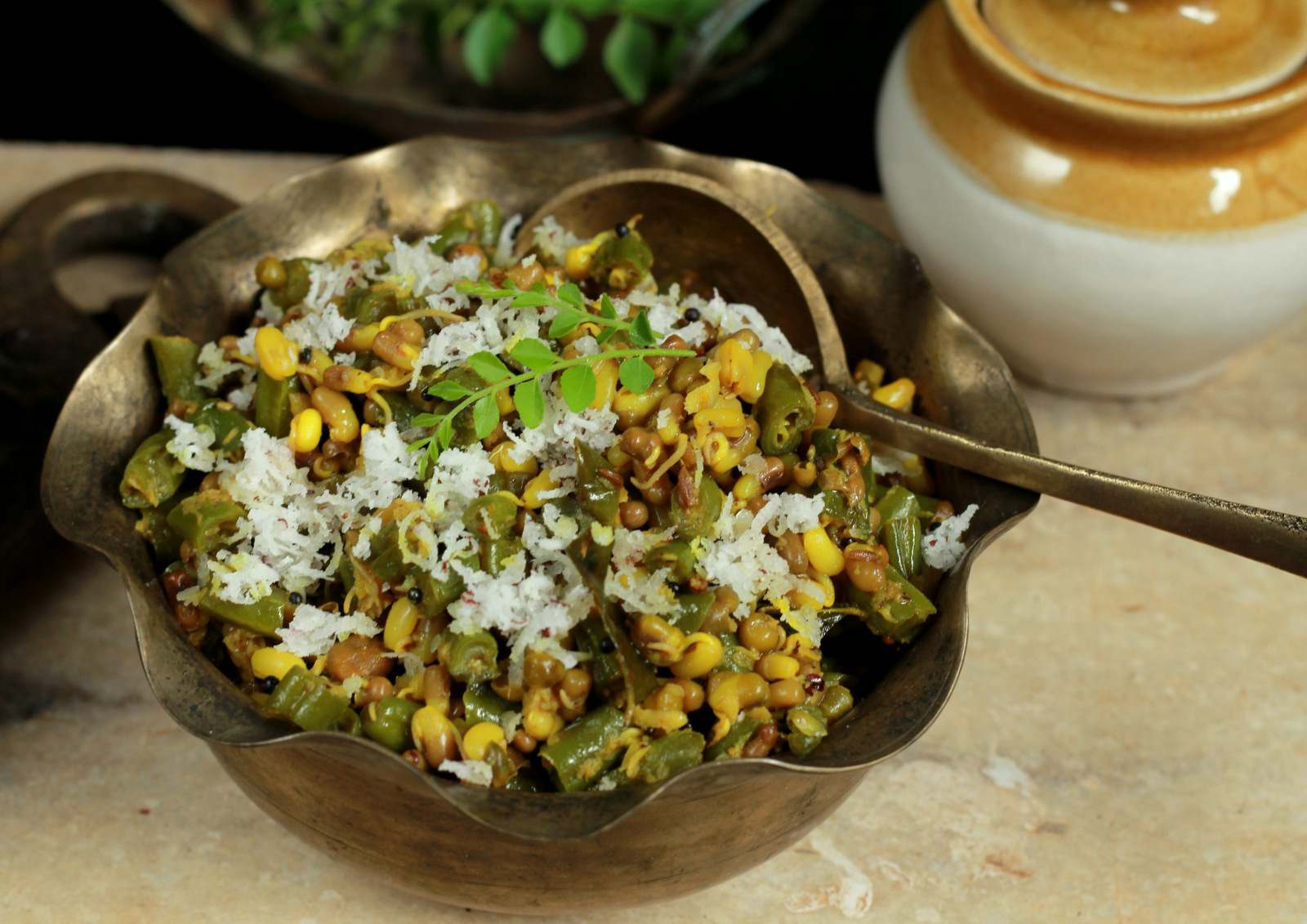 बीन्स और मटकी भाजी रेसिपी - Beans And Matki Bhaji Recipe