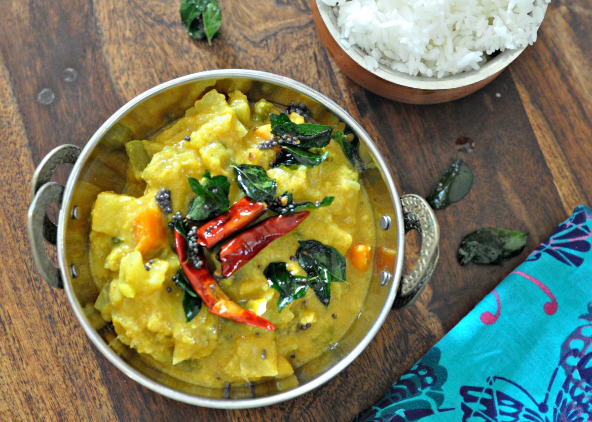मुलाकुतल रेसिपी - Vegetables In Coconut Gravy (Recipe in Hindi)