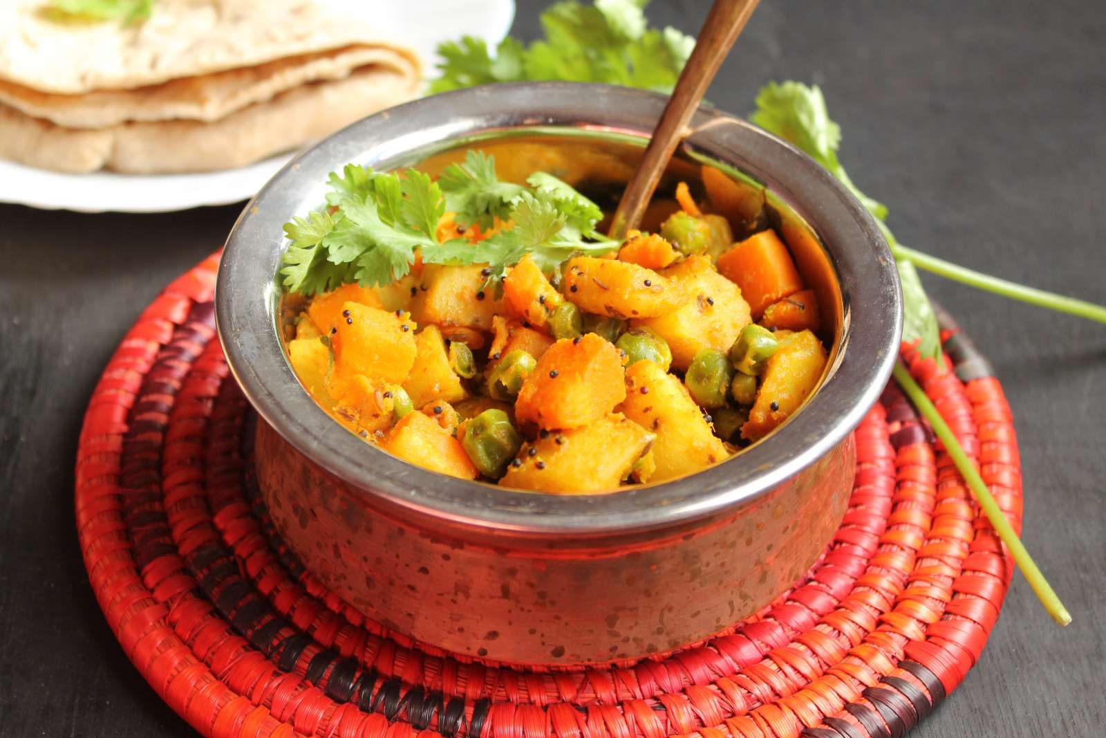 आलू गाजर मटर की सब्ज़ी रेसिपी - No Onion And No Garlic Aloo Gajar Matar Ki Sabzi (Recipe In Hindi)