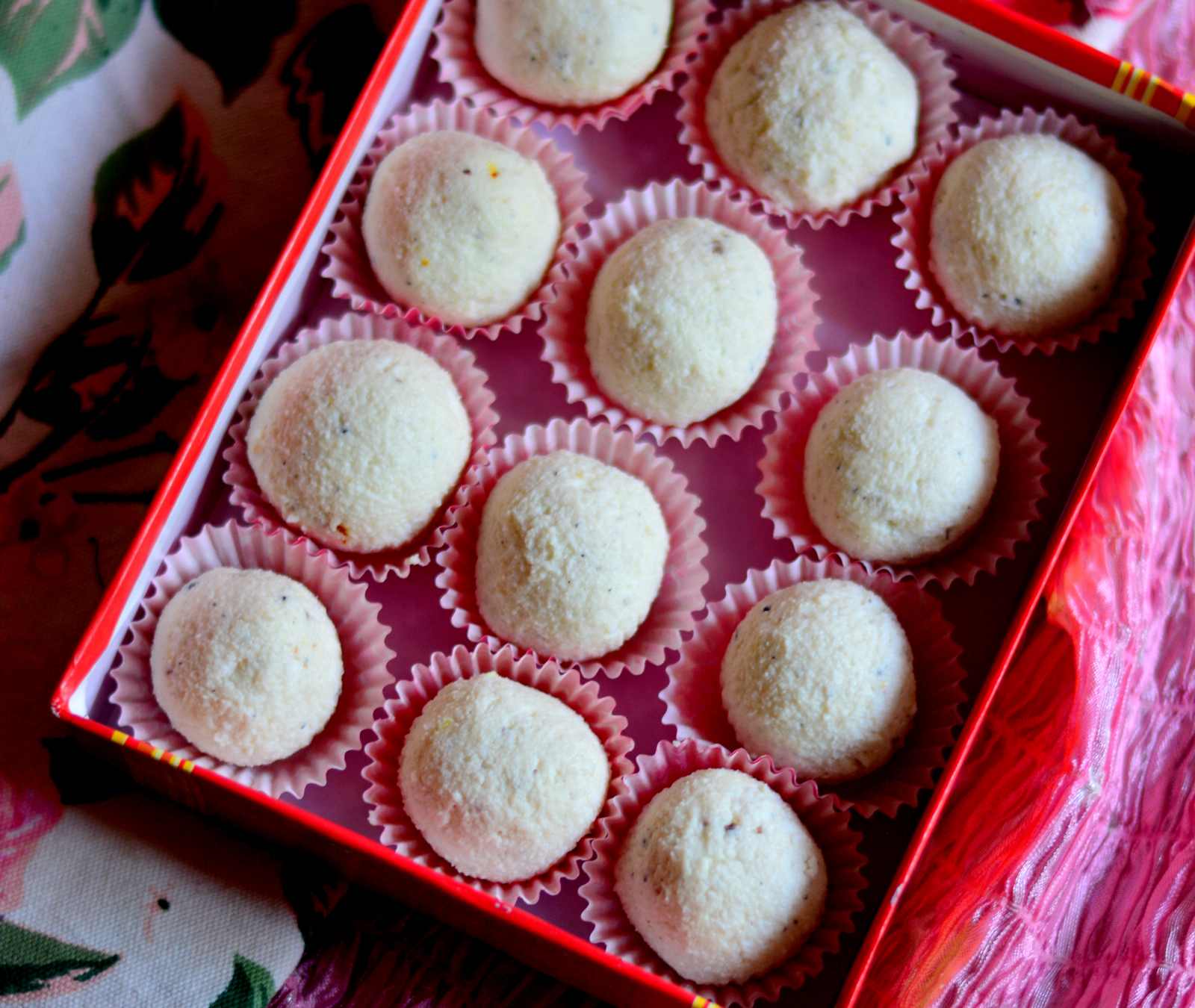 Kaacha Gola Recipe (Bengali Sweet Cottage Cheese Balls)