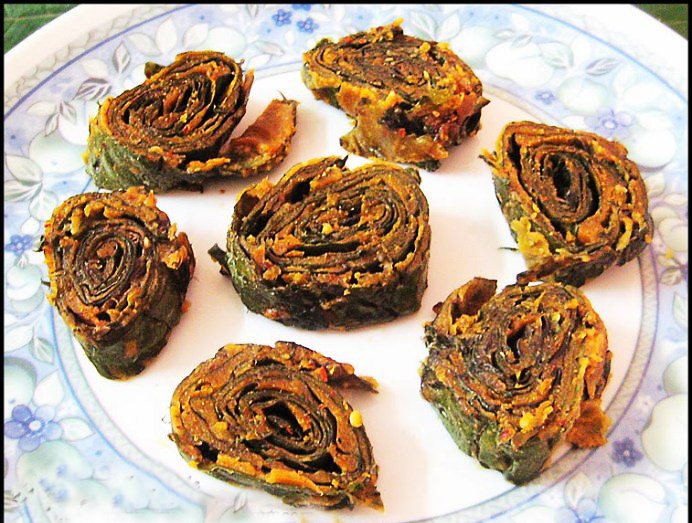 Konkani Style Pathravade/Pathrode Recipe-Colocasia Leaves Snack