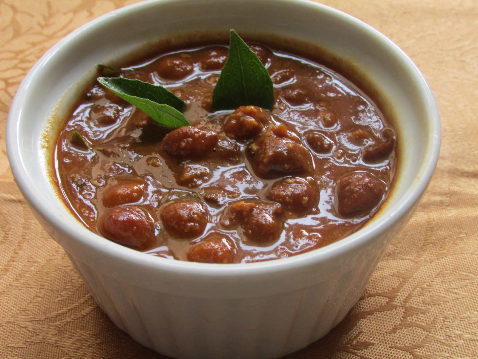 Kondai Kadalai Puli Kuzhambu Recipe -Tangy South Indian Kala Chana Curry