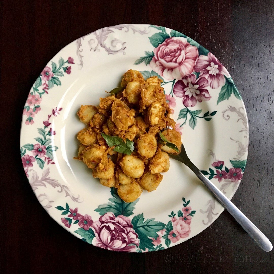 Kakka Orotti Recipe - Steamed Mini Rice Balls in Chicken Gravy