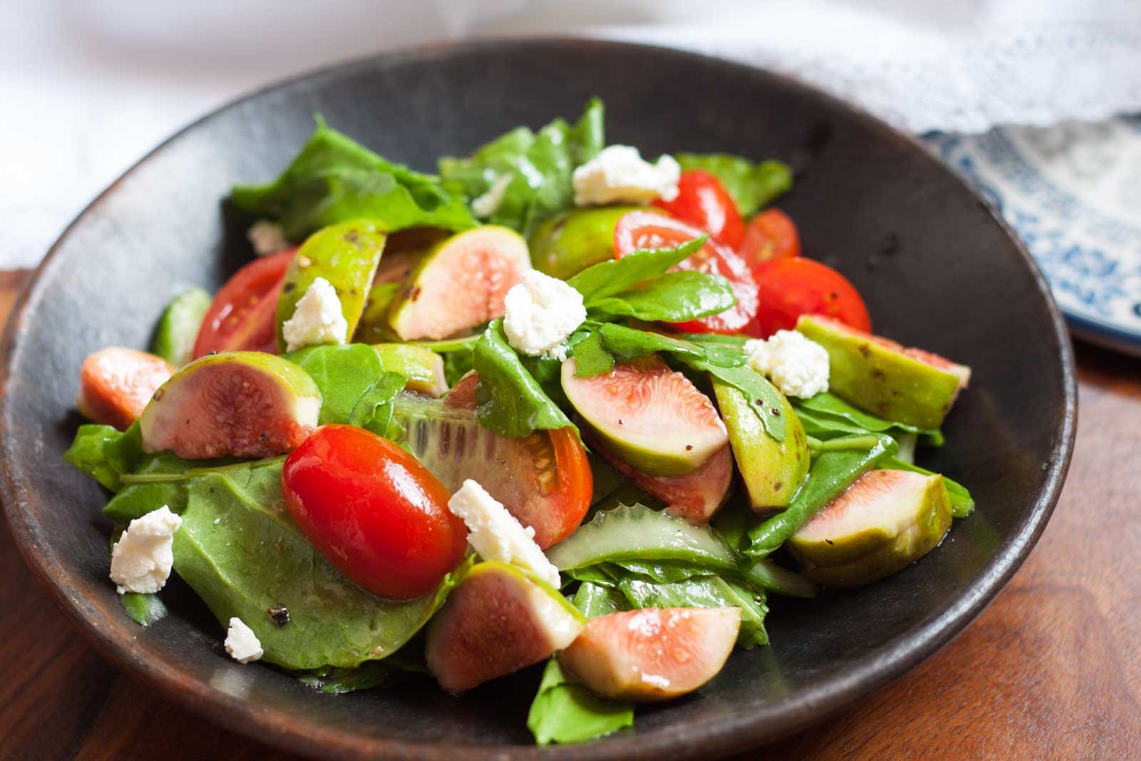 Spinach Fig & Cherry Tomatoes Salad with Red Wine Vinaigrette Recipe