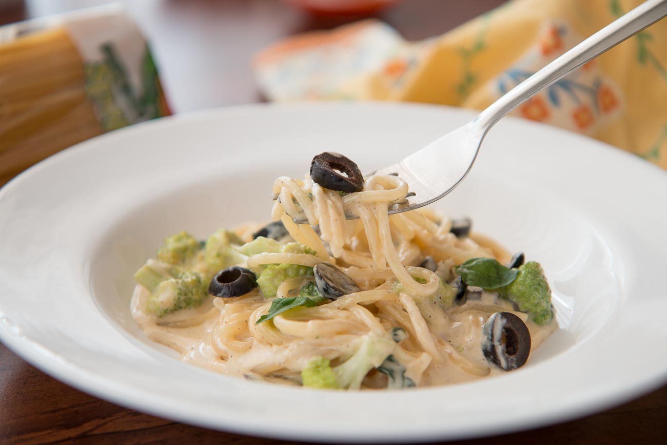 Alfredo Spaghetti Pasta Recipe in Broccoli & Olives