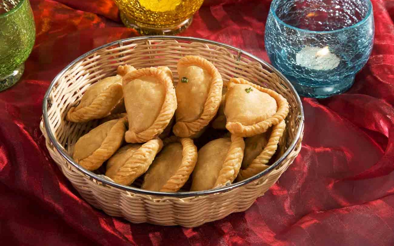 Maharashtrian Karanji Recipe Gujiya Archanas Kitchen A Delicious Diwali Sweet 1 thumbnail 1280x800