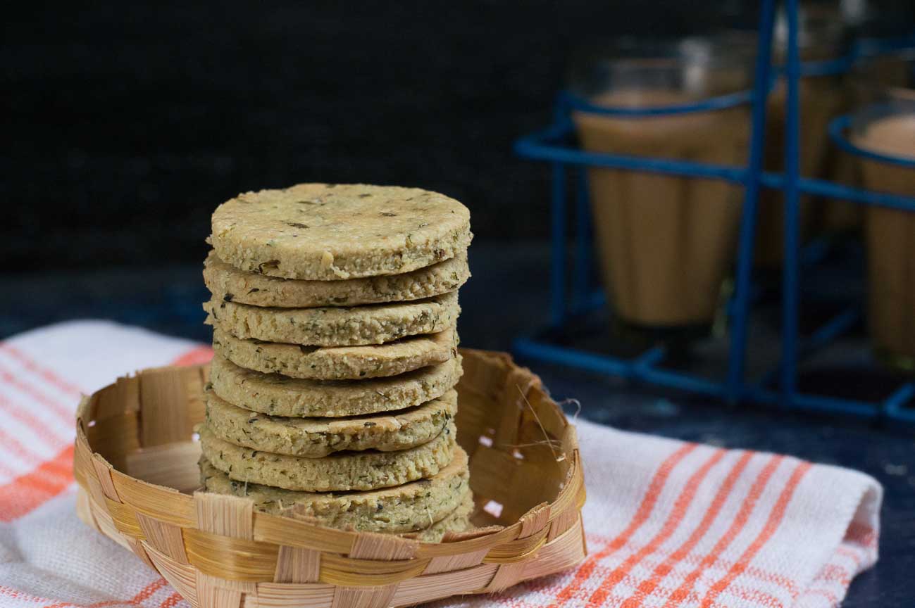 Baked Palak Ki Mathri Recipe (Baked Spinach Spicy Tea-Time Crackers)