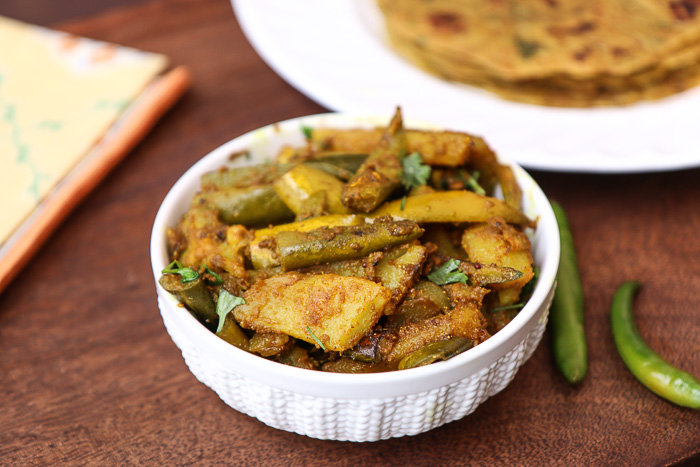 आलू परवल की सुखी सब्ज़ी रेसिपी - Potato And Pointed Gourd Sabzi (Recipe In Hindi)