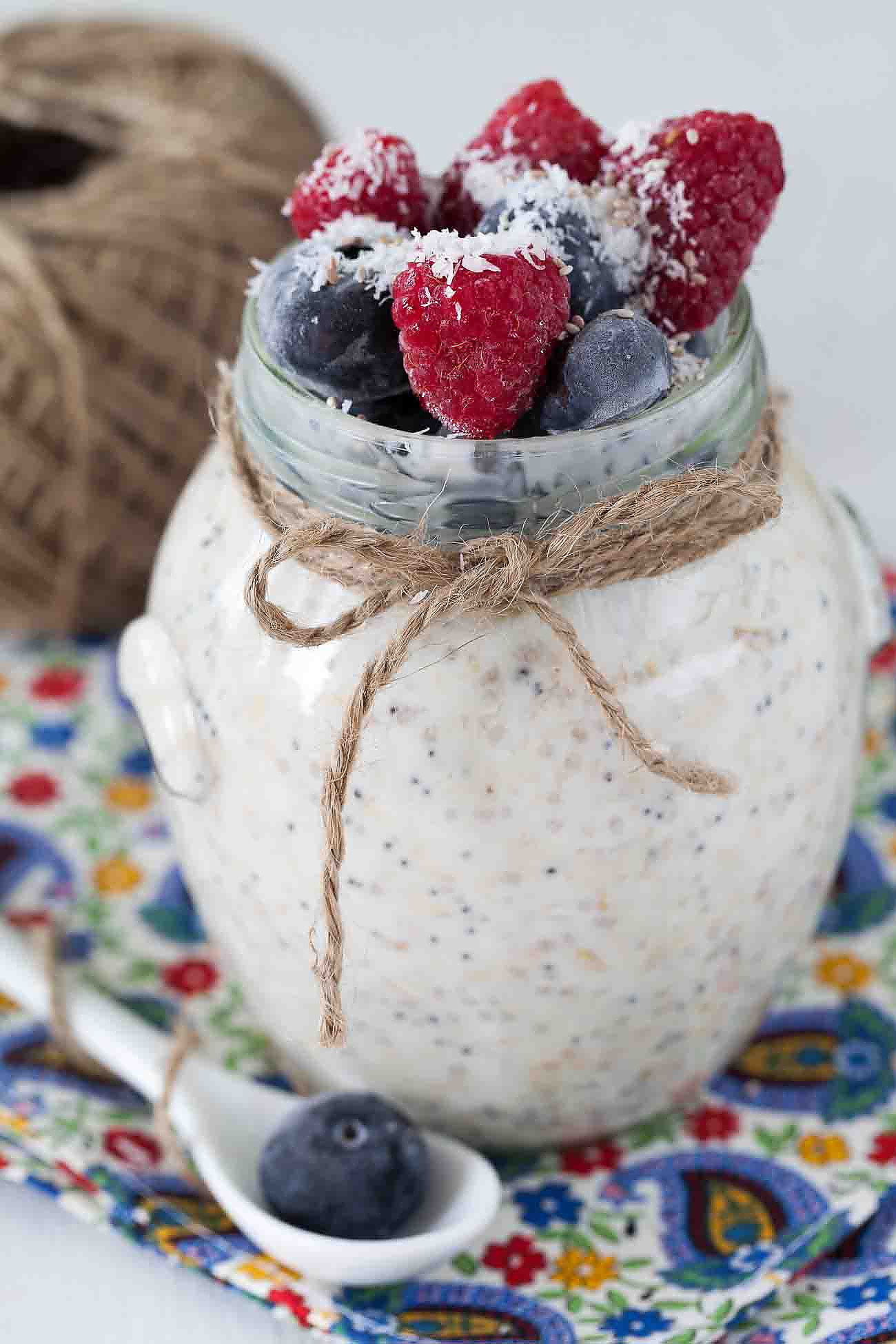 Overnight Oats Recipe (No Cook Blueberry Vanilla and Chia seeds Oatmeal)