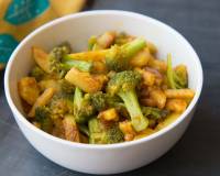 ब्रोकली और आलू पोरियल रेसिपी - Broccoli And Aloo Poriyal Recipe (Recipe In Hindi)