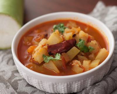 खट्टा मीठा लौकी करी रेसिपी - Tangy and Sweet Bottle Gourd Curry (Recipe In Hindi)