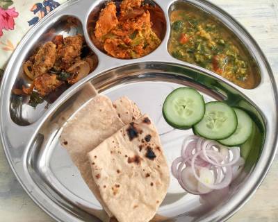 Portion Control Meal Plate: Chepa Vepadu, Kadai Chicken, Dal Palak And Phulka