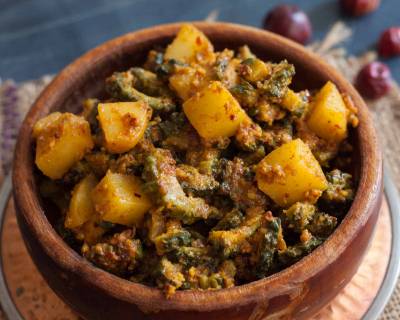 कराटे बटाते पूड़ी सांगले रेसिपी - Konkani Style Bitter Gourd And Potato Curry (Recipe In Hindi)