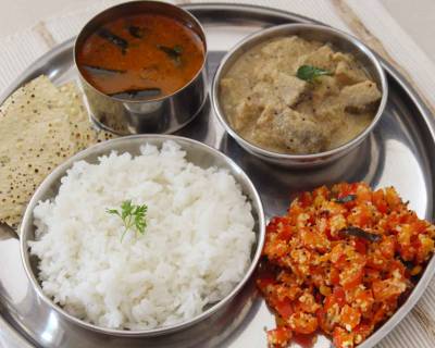 South Indian Meal Plate : Vazhakkai Milagu Kootu, Mysore Rasam, Red Capsicum Poriyal & Steamed Rice