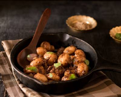 लहसुन और काली मिर्च मशरुम रेसिपी - Garlic And Pepper Mushroom Stir Fry Recipe