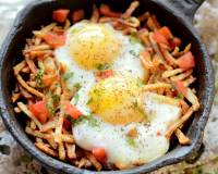 Sali Par Eedu Recipe - Parsi Breakfast Eggs On Fried Potato