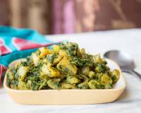 आलू पालक की सब्ज़ी रेसिपी - Sautéed Potatoes With Spinach (Recipe In Hindi)