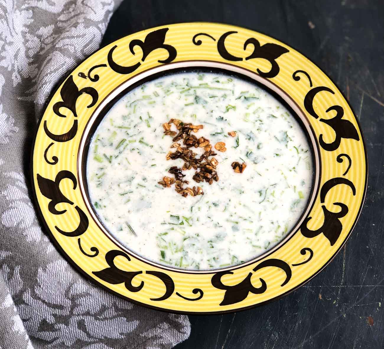 धनिये वाला तड़का रायता रेसिपी - Sweet & Spicy Coriander Tadka Raita (Recipe In Hindi)