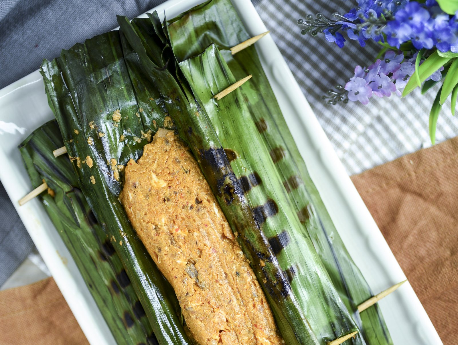 Kumro Patai Ilish Paturi Recipe - Hilsa Fish In Pumpkin Leaves