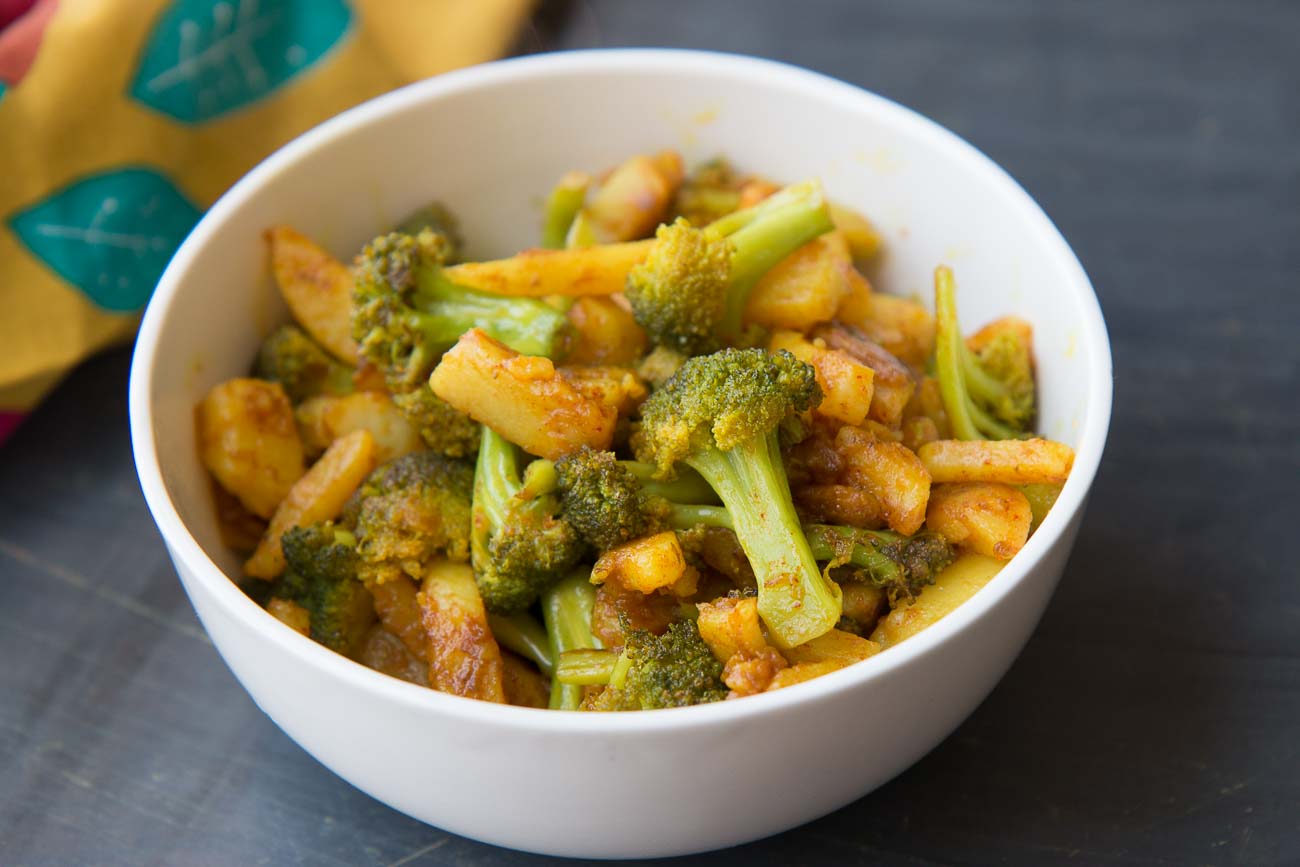 Broccoli And Aloo Poriyal Recipe - South Indian Broccoli And Potato Stir Fry
