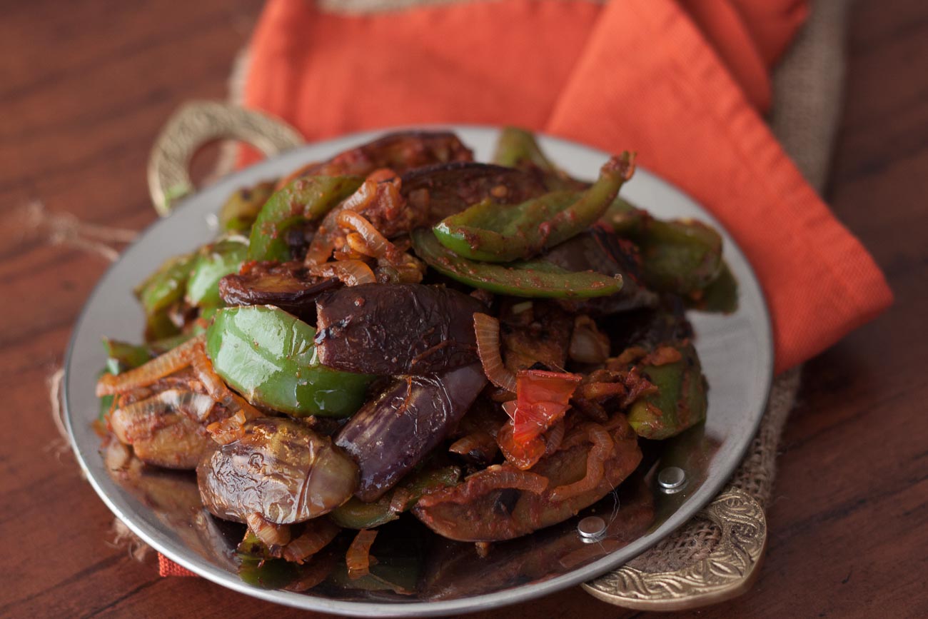 पारसी बैंगन शिमला मिर्च की सब्ज़ी रेसिपी - Parsi Style Baingan Capsicum Ka Salan (Recipe In Hindi)