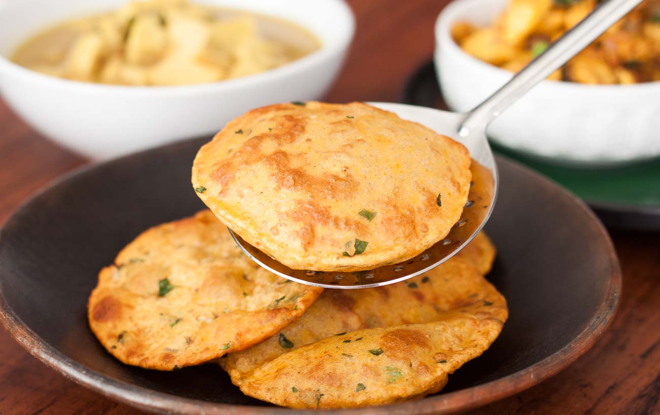 Lasun Batata Poori Recipe - Spiced Coriander Fried Bread Recipe