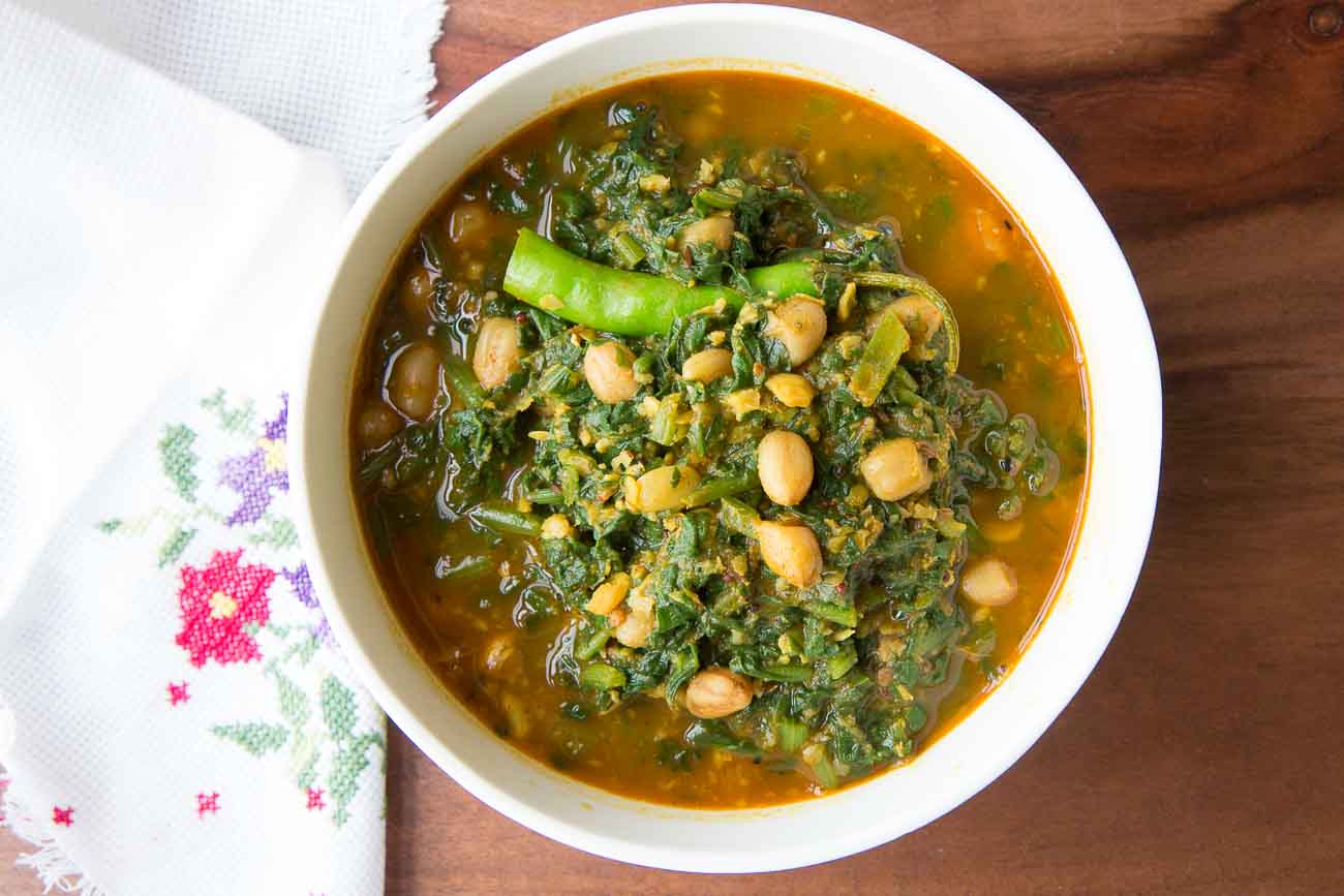 Aluchi Bhaji Recipe - Maharashtrian Style Colocasia Leaves Curry