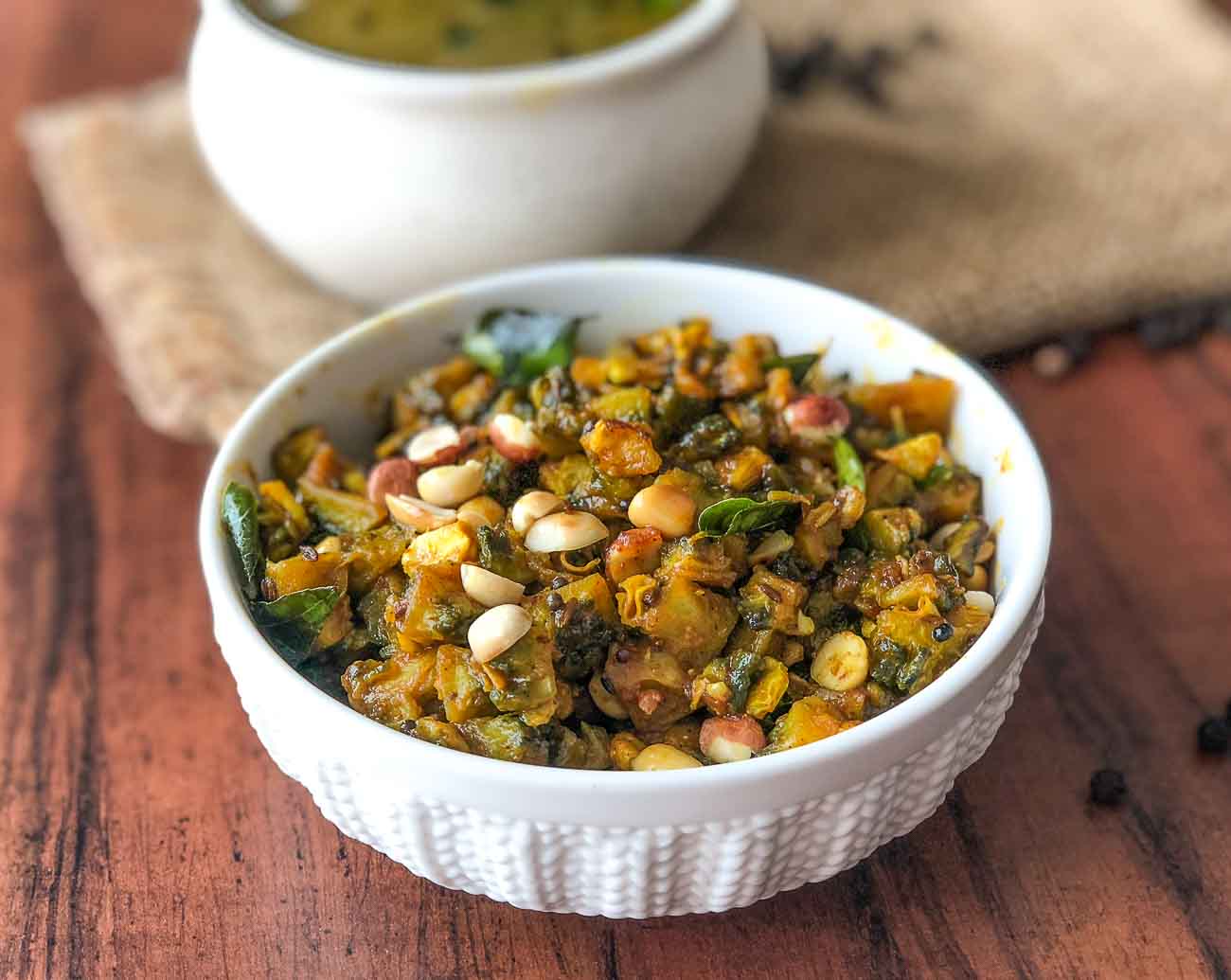 करेला पोरियल रेसिपी - Pavakkai Poriyal Recipe (Recipe In Hindi) करेला पोरियल रेसिपी - Pavakkai Poriyal Recipe (Recipe In Hindi)