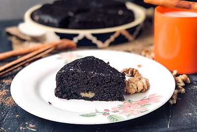 Cake in pressure cooker with 2025 salt