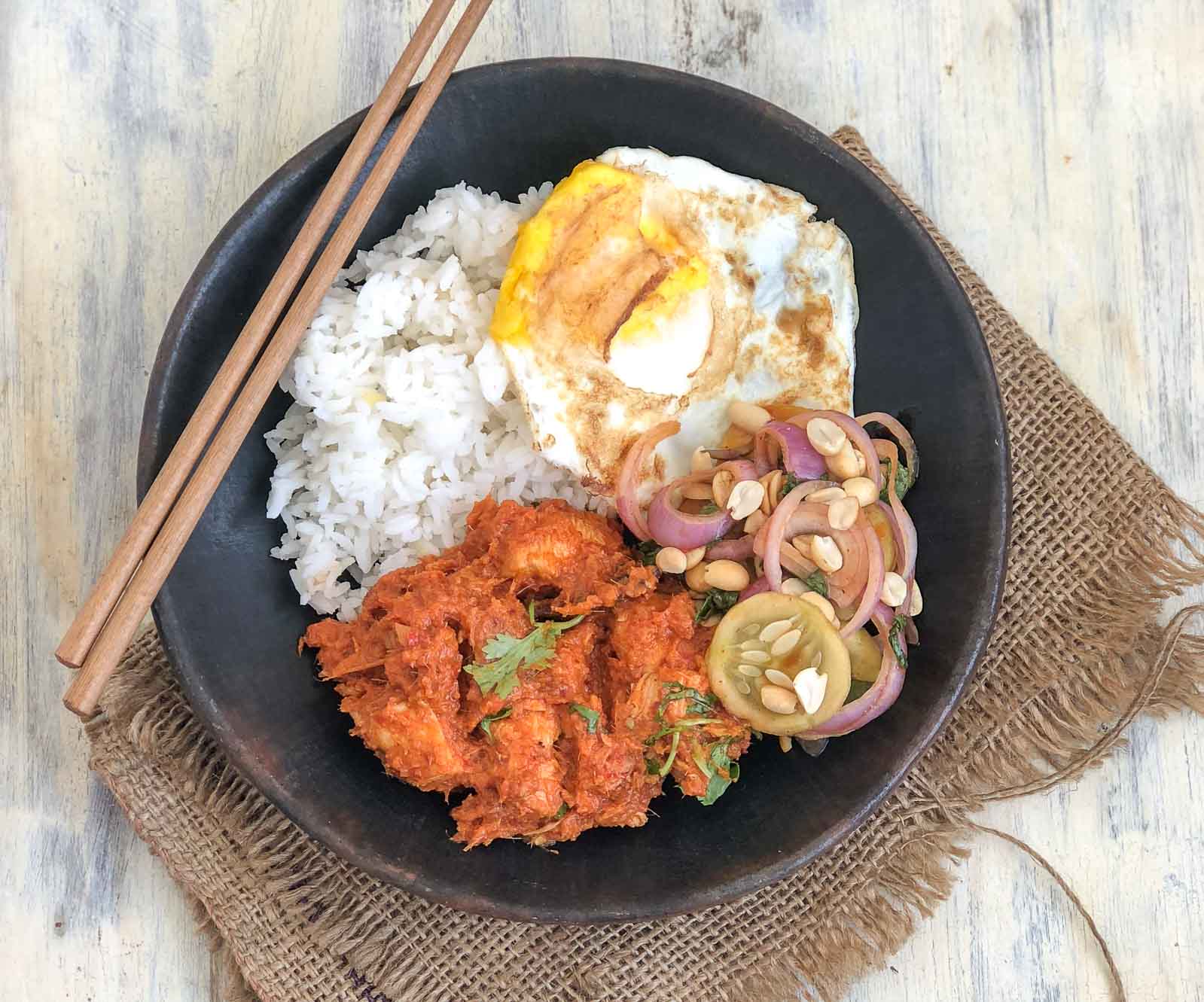 Meal Bowl Chicken Rendang Fried Egg Pickled Onions Steamed