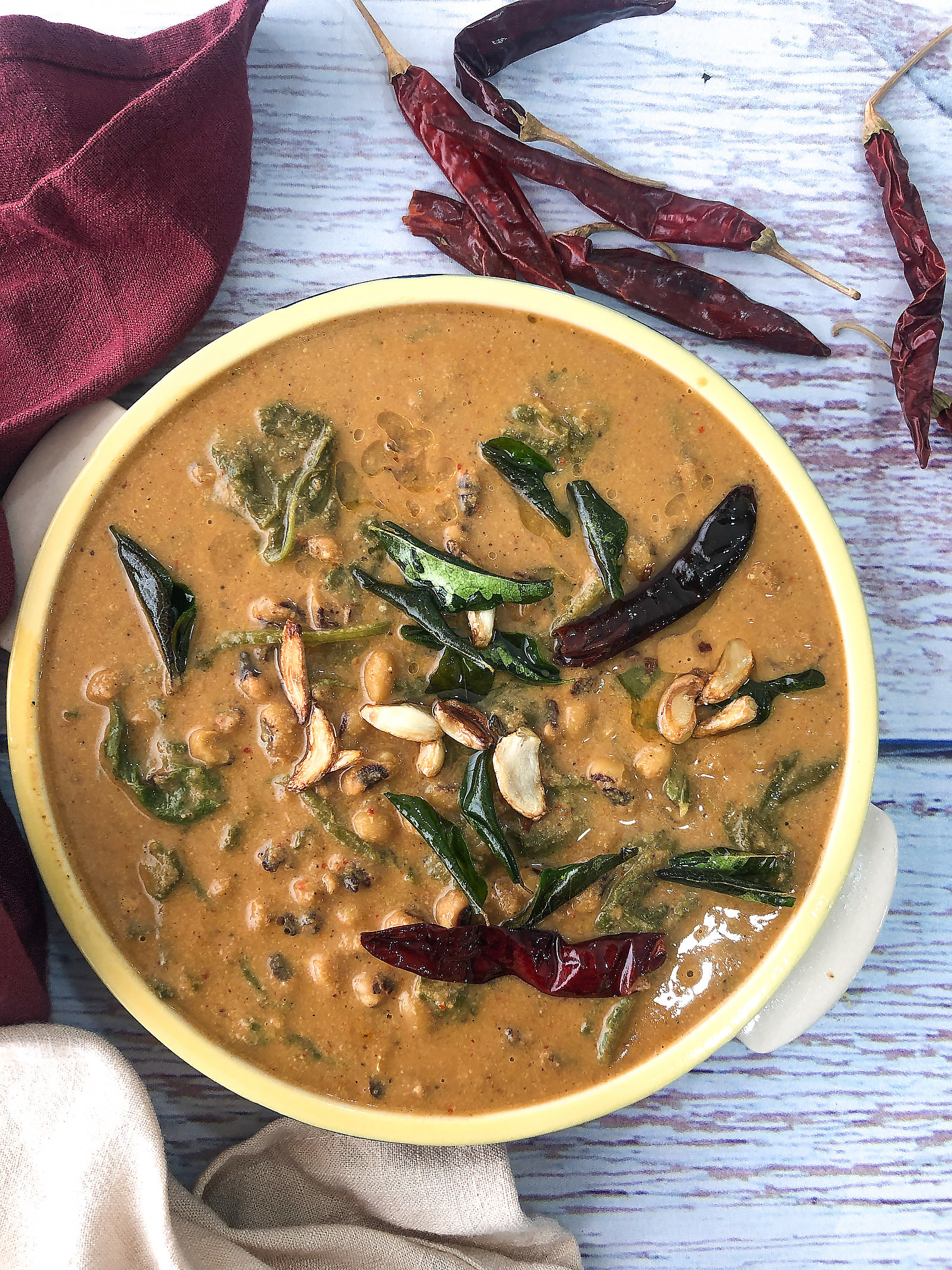 Keerai Karamani Kuzhambu- Palak Lobia Curry Recipe