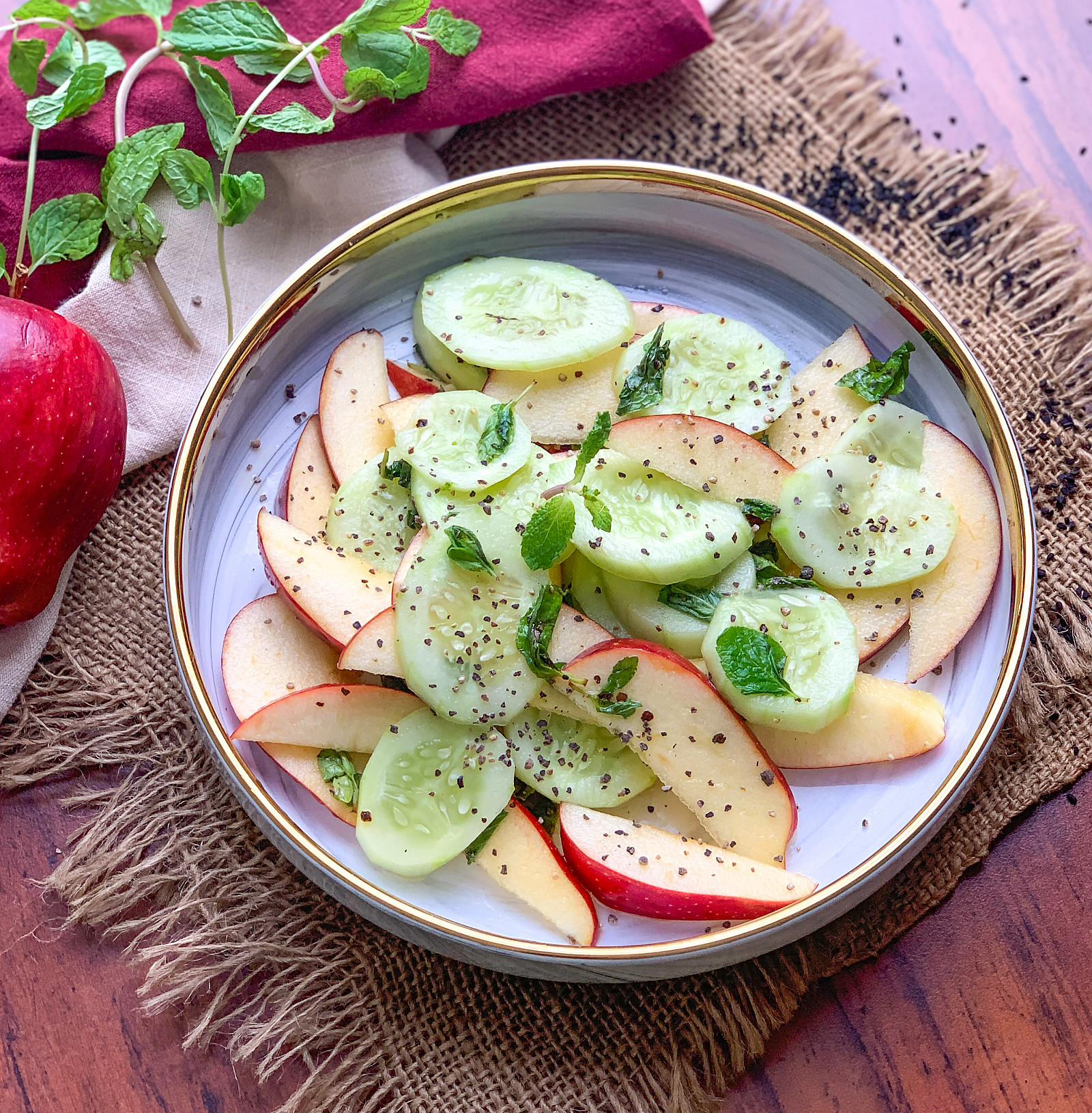 एप्पल कुकुम्बर सलाद रेसिपी - Apple Cucumber Salad Recipe