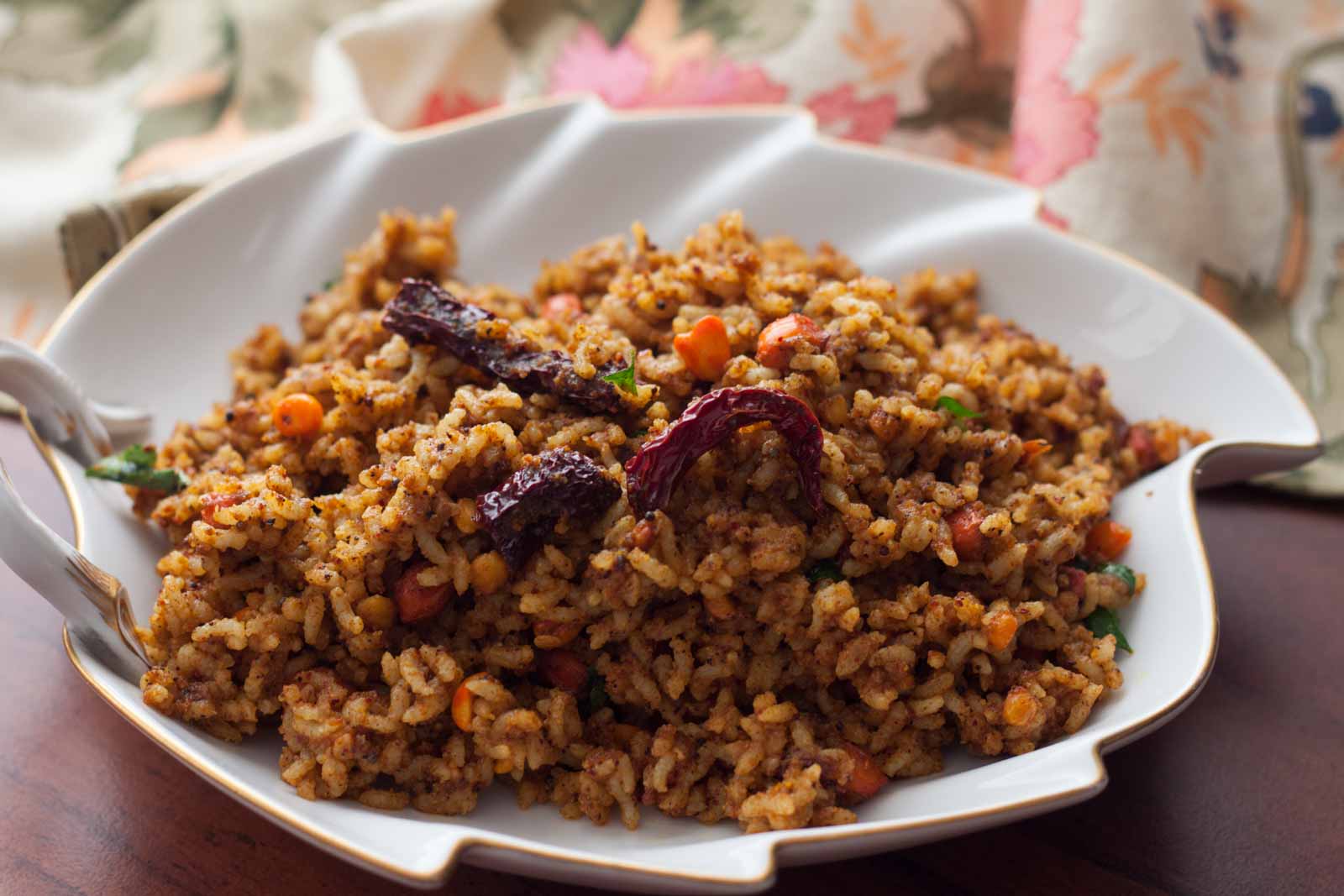 Puliyodharai / Puliyogare Recipe (Spicy Tamarind Rice) with Pulikachal