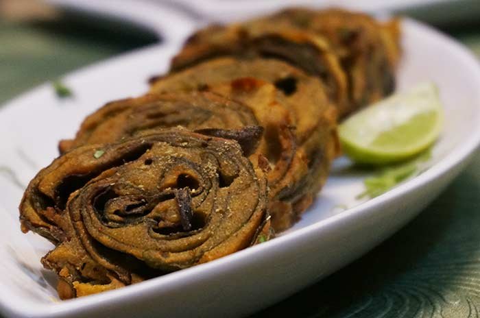 Arbi Ke Patte Ke Pakode - Colocasia Leaf Rolls Recipe