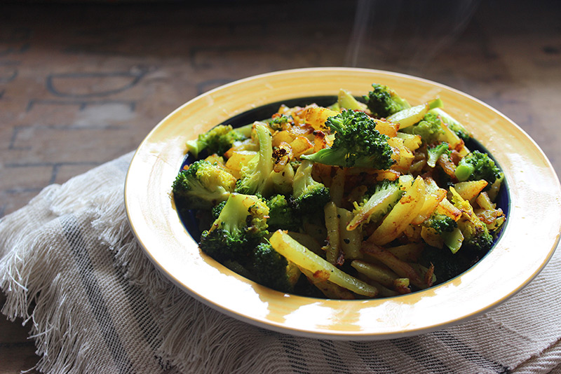 आलू ब्रोकली सब्ज़ी रेसिपी - Aloo Broccoli Sabzi (Recipe In Hindi)