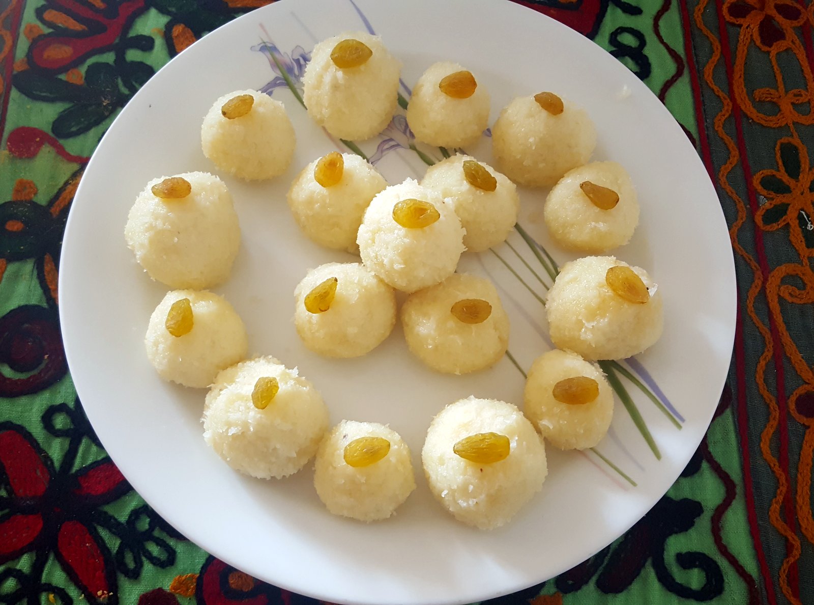 Narkel Naru Ladoo Recipe With Grated Coconut