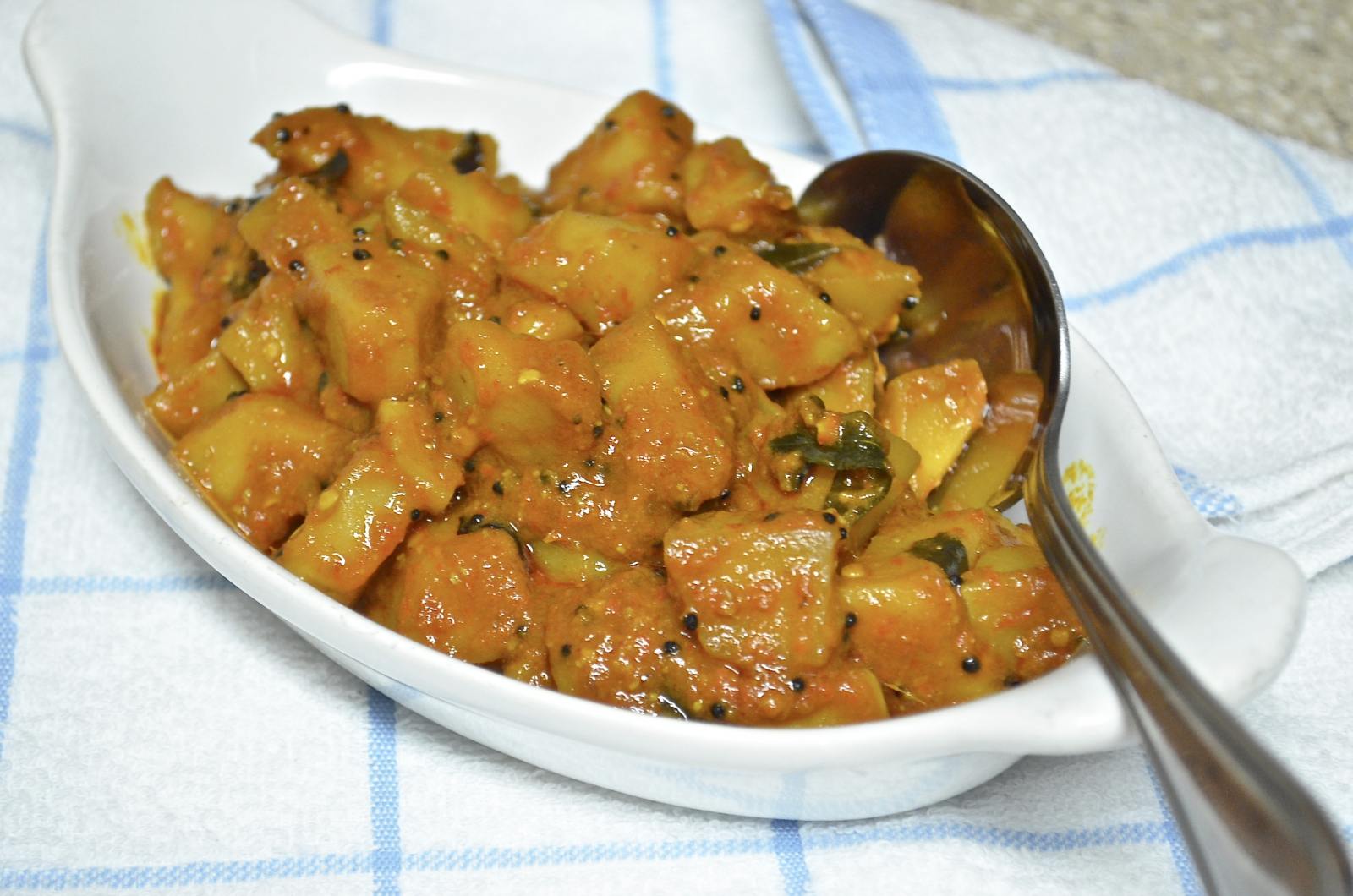 आलू विंदालू रेसिपी - Potato Vindaloo (Recipe In Hindi)