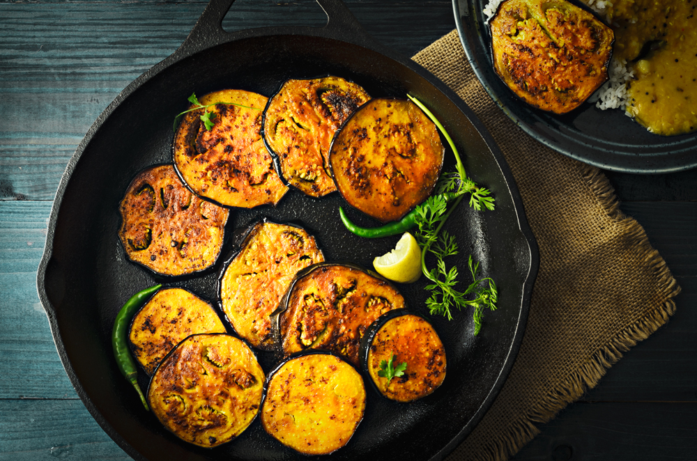 Begun Bhaja Recipe (Bengali Style Spiced And Fried Aubergine Slices)