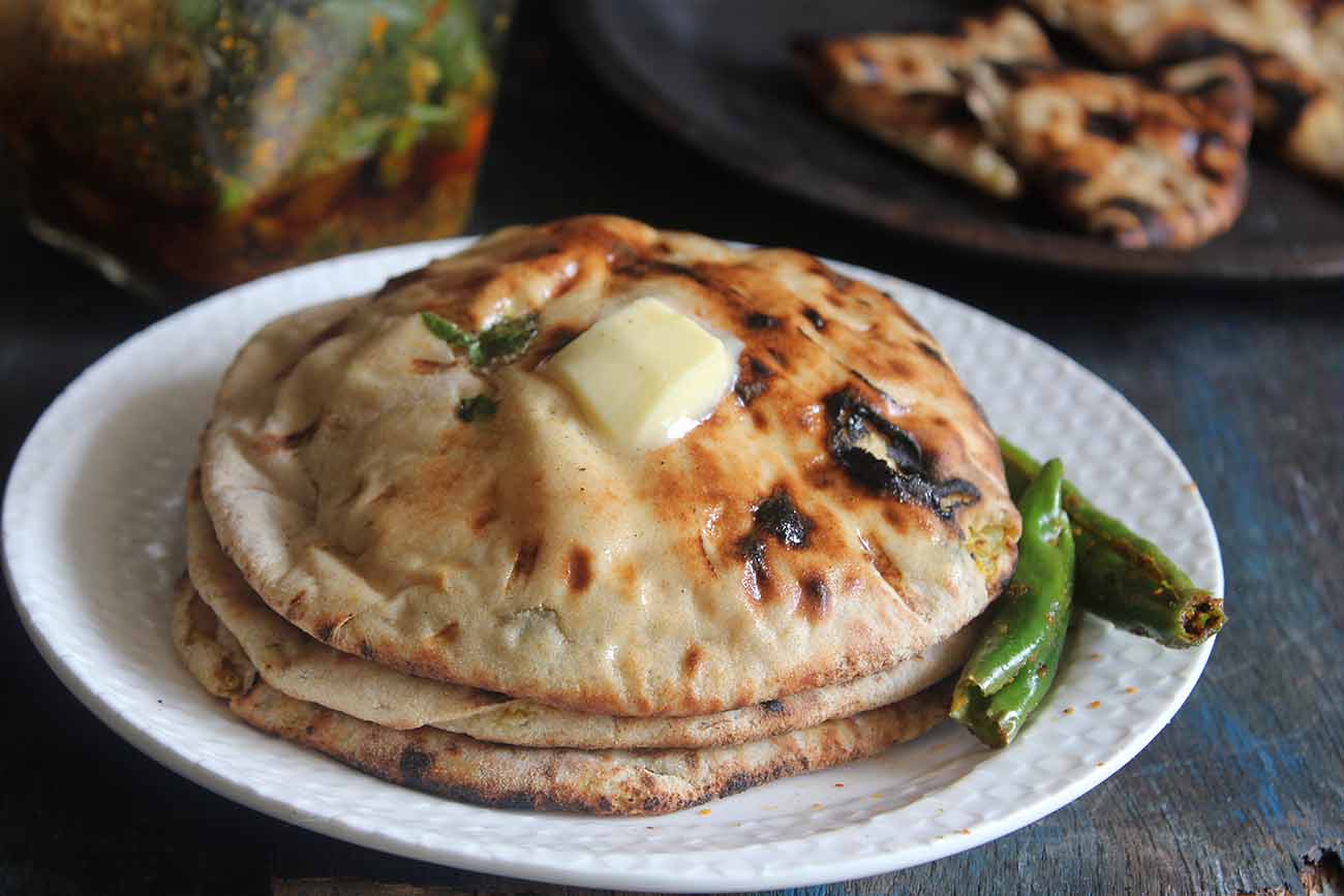 प्याज कुल्चा रेसिपी - Whole Wheat Onion Stuffed Kulcha Recipe