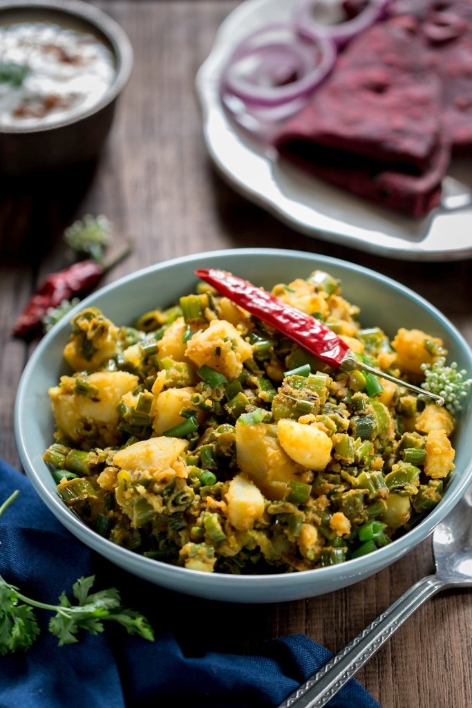 हरे प्याज और आलू की सब्ज़ी रेसिपी - Spring Onion Potato Sabzi Recipe