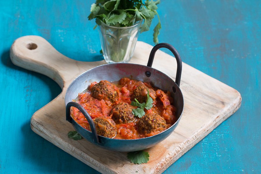 Gahat Rasmi Badi Recipe (Uttaranchal Kulith Koftas In Tomato Onion Gravy)