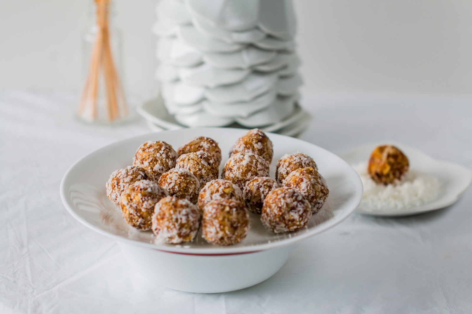 लेमन कोकोनट चिआ एनर्जी बॉल्स रेसिपी - Lemon Coconut Chia Energy Balls Recipe