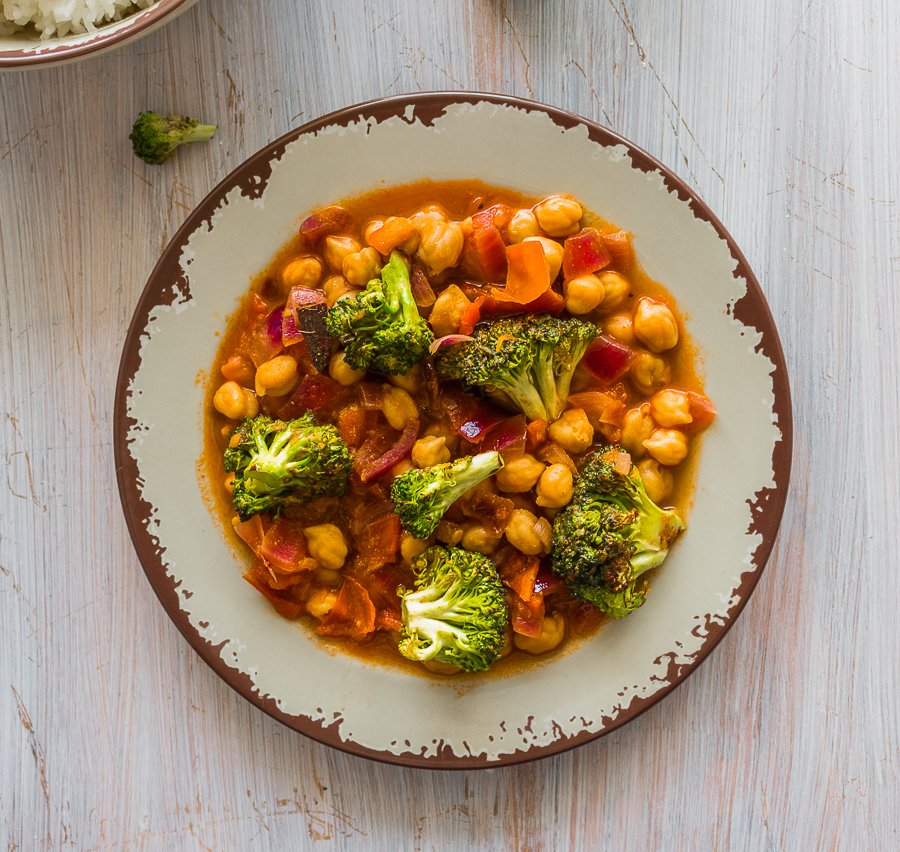 वेगन छोले और ब्रोकली करी रेसिपी - Vegan Chickpeas And Broccoli Curry Recipe