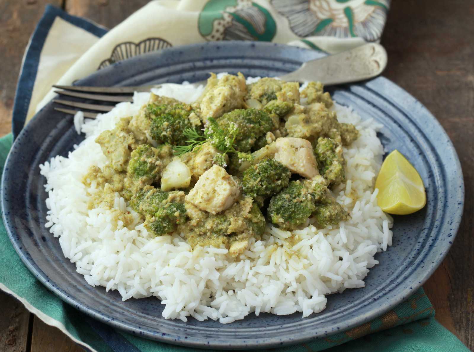 ब्रोकली और टोफू की सब्ज़ी रेसिपी - Broccoli And Tofu Green Curry (Recipe In Hindi)
