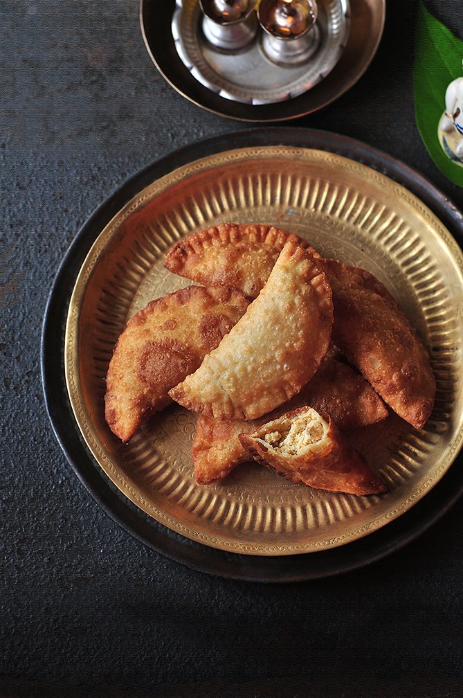 Karigadabu – Karnataka Style Karanji/ Gujiya recipe Karigadabu – Karnataka Style Karanji/ Gujiya recipe